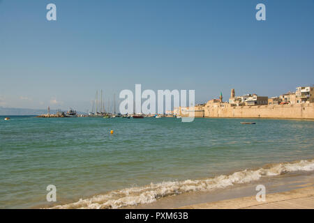 Vue sur la mer Méditerranée de la vieille ville d'Akko en Israël. Banque D'Images