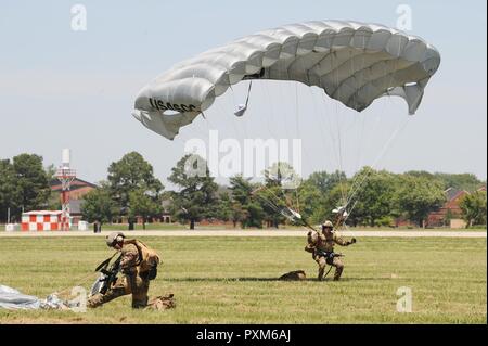 Les membres du Black de poignards, le commandement des opérations spéciales de l'armée américaine de l'équipe de démonstration de parachutisme, effectue les acrobaties au cours de Scott Air Force Base, 2017 Spectacle aérien et Open House le 10 juin, qui célèbre le 100e anniversaire de la base. Les dagues noirs sont capables d'effectuer les deux, à haute altitude et à basse altitude d'ouverture et de grande ouverture des sauts, mais le principe est la technique qu'ils démontrent, HALO qui leur permet d'obtenir eux-mêmes et leur équipement derrière les lignes ennemies sans être détecté. Après la sortie d'un avion à haute altitude, parfois jusqu'à 25 000 pieds, t Banque D'Images