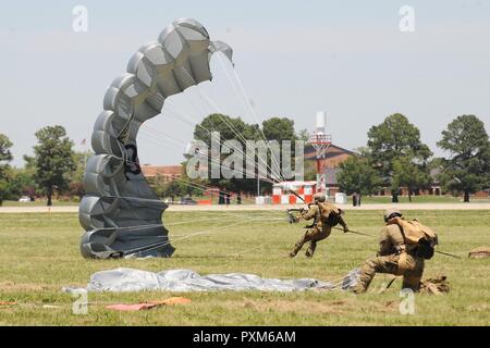 Membesr des poignards noire, le commandement des opérations spéciales de l'armée américaine de l'équipe de démonstration de parachutisme, effectue les acrobaties au cours de Scott Air Force Base, 2017 Spectacle aérien et Open House le 10 juin, qui célèbre le 100e anniversaire de la base. Les dagues noirs sont capables d'effectuer les deux, à haute altitude et à basse altitude d'ouverture et de grande ouverture des sauts, mais le principe est la technique qu'ils démontrent, HALO qui leur permet d'obtenir eux-mêmes et leur équipement derrière les lignes ennemies sans être détecté. Après la sortie d'un avion à haute altitude, parfois jusqu'à 25 000 pieds, t Banque D'Images