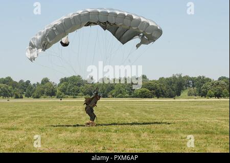 Membre de la Black de poignards, le commandement des opérations spéciales de l'armée américaine de l'équipe de démonstration de parachutisme, effectue les acrobaties au cours de Scott Air Force Base, 2017 Spectacle aérien et Open House le 10 juin, qui célèbre le 100e anniversaire de la base. Les dagues noirs sont capables d'effectuer les deux, à haute altitude et à basse altitude d'ouverture et de grande ouverture des sauts, mais le principe est la technique qu'ils démontrent, HALO qui leur permet d'obtenir eux-mêmes et leur équipement derrière les lignes ennemies sans être détecté. Après la sortie d'un avion à haute altitude, parfois jusqu'à 25 000 pieds, Banque D'Images