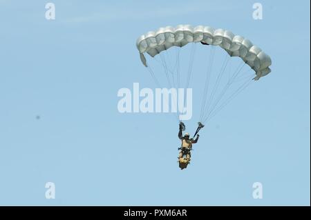 Membre de la Black de poignards, le commandement des opérations spéciales de l'armée américaine de l'équipe de démonstration de parachutisme, effectue les acrobaties au cours de Scott Air Force Base, 2017 Spectacle aérien et Open House le 10 juin, qui célèbre le 100e anniversaire de la base. Les dagues noirs sont capables d'effectuer les deux, à haute altitude et à basse altitude d'ouverture et de grande ouverture des sauts, mais le principe est la technique qu'ils démontrent, HALO qui leur permet d'obtenir eux-mêmes et leur équipement derrière les lignes ennemies sans être détecté. Après la sortie d'un avion à haute altitude, parfois jusqu'à 25 000 pieds, Banque D'Images