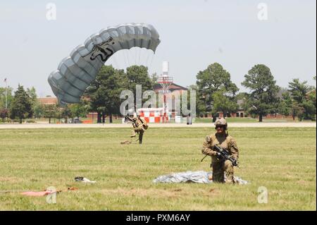 Les membres du Black de poignards, le commandement des opérations spéciales de l'armée américaine de l'équipe de démonstration de parachutisme, effectuer les acrobaties au cours de Scott Air Force Base, 2017 Spectacle aérien et Open House le 10 juin, qui célèbre le 100e anniversaire de la base. Les dagues noirs sont capables d'effectuer les deux, à haute altitude et à basse altitude d'ouverture et de grande ouverture des sauts, mais le principe est la technique qu'ils démontrent, HALO qui leur permet d'obtenir eux-mêmes et leur équipement derrière les lignes ennemies sans être détecté. Après la sortie d'un avion à haute altitude, parfois jusqu'à 25 000 pieds, e Banque D'Images