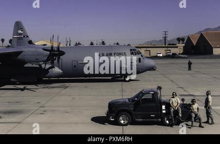 La maintenance des aéronefs regardez le C-130J Super Hercules se prépare à décoller avant une mission d'intégration de l'École des armes à Nellis Air Force Base, Nevada, le 2 juin 2017. Les étudiants qui suivent le cours de l'École d'armes reçoivent en moyenne 400 heures de cours de deuxième cycle universitaire et de participer à des missions d'entraînement de combat exigeant. Banque D'Images