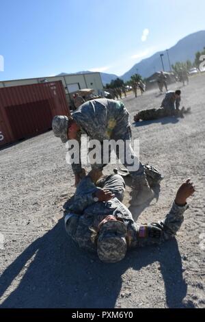 Un réserviste de l'armée américaine avec la 96e Brigade de soutien théorique inspecte un blessé lors d'un événement de formation un grand nombre de blessés au combat Gareautrain Cours à Ogden, Utah, le 11 juin 2017. Le cours de 40 heures couvre les soins initiaux pour lutter contre les blessures et qui demande l'évacuation médicale. Banque D'Images