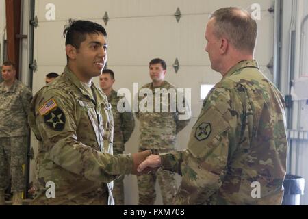 La CPS. Erick Govea, avec le soutien de la 96e Brigade, est reconnue comme la plus performante et donné une pièce du commandant de Brig. Le général Gregory Mosser, général commandant de la 364e commande soutien expéditionnaire, après avoir obtenu son diplôme d'un cours de Combat Gareautrain à Ogden, Utah, le 11 juin 2017. Le cours de 40 heures couvre les soins initiaux pour lutter contre les blessures et qui demande l'évacuation médicale. Banque D'Images