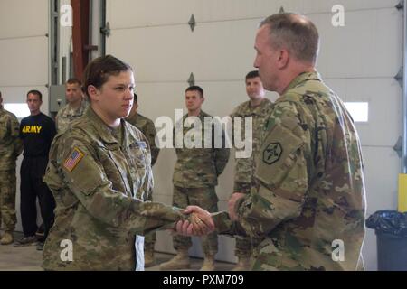 Le Sgt. Joanne Hill, avec le soutien de la 96e Brigade, est reconnue comme la plus performante et donné une pièce du commandant de Brig. Le général Gregory Mosser, général commandant de la 364e commande soutien expéditionnaire, après avoir obtenu son diplôme d'un cours de Combat Gareautrain à Ogden, Utah, le 11 juin 2017. Le cours de 40 heures couvre les soins initiaux pour lutter contre les blessures et qui demande l'évacuation médicale. Banque D'Images