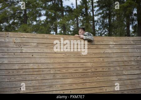 Le Sgt. Curtis Presley, un avec la fanfare de l'armée, 99e 380e groupe d'appui régional Commande, Richmond, Va., tente d'escalader un mur incliné, dans le cadre de la réserve de l'armée américaine 2017 Concours meilleur guerrier, Fort Bragg, N.C., 13 juin 2017. Les concurrents doivent essayer de terminer le plus d'obstacles qu'ils le peuvent, aussi vite qu'ils le peuvent. Le parcours n'est qu'un événement dans l'ensemble de la concurrence. Cette année, le meilleur guerrier La concurrence va déterminer le rang haut officier et soldat enrôlé junior qui représentera l'Armée dans le département de l'Armée Concours meilleur guerrier Banque D'Images