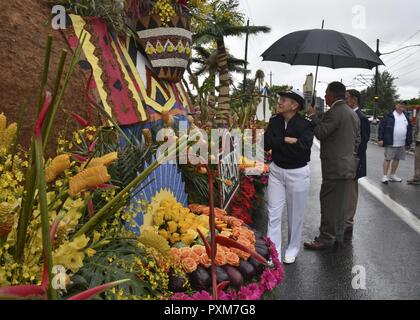 3 Portland, Oregon (10 juin 2017) Vice-amiral. Nora Tyson, commandant du 3e Flotte, assiste à la Grand Parade Floral aperçu de flottement au cours de Portland Rose Festival Fleet Week 2017. Le festival de Portland et la Fleet Week sont une célébration de la mer avec des services marins, marines, et les membres de la Garde côtière des États-Unis et du Canada faisant de la ville un port d'escale. Banque D'Images