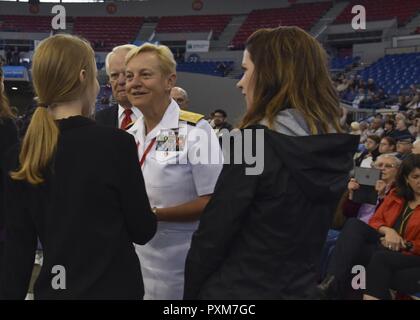 8 Portland, Oregon (10 juin 2017) Vice-amiral. Nora Tyson, commandant du 3e Flotte, High School de Portland accueille choristes avant le grand défilé Floral au Veterans Memorial Coliseum Portland Rose Festival lors de la Fleet Week 2017. Le festival de Portland et la Fleet Week sont une célébration de la mer avec des services marins, marines, et les membres de la Garde côtière des États-Unis et du Canada faisant de la ville un port d'escale. Banque D'Images