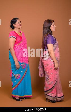 Longueur complète le profil Voir la photo de deux Indiens femme debout Banque D'Images