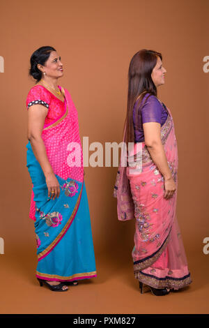 Longueur complète le profil Voir la photo de deux Indiens femme debout Banque D'Images