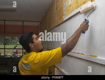 GALLE, Sri Lanka (14 juin 2017) Seaman York Pimiento affecté à la classe Ticonderoga croiseur lance-missiles USS Lake Erie (CG 70) les peintures d'une classe de l'École d'appuyer Mallika Nawodya d'aide humanitaire à la suite de graves inondations et glissements de terrain qui ont dévasté de nombreuses régions du pays. De fortes pluies récentes portées par une mousson de sud-ouest provoqué inondations et glissements de terrain dans tout le pays, le déplacement de milliers de personnes et causant des dommages importants aux habitations et bâtiments. Banque D'Images