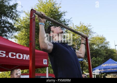 Un poste de recrutement (RSS) West Georgia Marine effectue l'avenir tirer pendant le Festival Riverbend ups à Chattanooga, Tennessee, le 11 juin 2017. Marines a contesté les amateurs de festivals Riverbend à faire autant de pull-up du Marine Corps qu'ils pouvaient. Banque D'Images