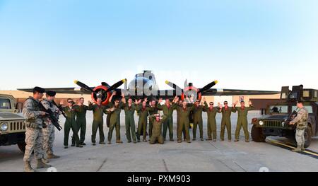 Les membres du 13e Escadron de Bombe (BS) posent pour une photo montrant la reconstitution "acquisition" d'un North American B-25 Mitchell à Whiteman Air Force Base, Mo., 11 juin 2017. La 13e BS a célébré 100 ans de service le 14 juin 2017. Il y a 75 ans, le 13ème "acquis" 24 B-25s de la Dutch Air Force pendant la Seconde Guerre mondiale. Banque D'Images