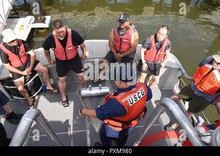 Maître de 2e classe Andrew Wright donne un briefing de sécurité avant d'entrer en cours sur un bateau de sauvetage à moteur de 47 pieds, avec des membres de soldats blessés, le projet de la Garde côtière de près de Sandy Hook sur Juin 1, 2017. Monmouth County Sheriff's Maritime Emergency Response Team avec les handicapés Plongée sous-Alliance (HSDA), en partenariat avec la Garde côtière canadienne et les divers organismes locaux, la création d'une équipe conjointe réunissant les compétences et les expériences des anciens combattants militaires avec les premiers intervenants à la formation pour les interventions d'urgence. Banque D'Images