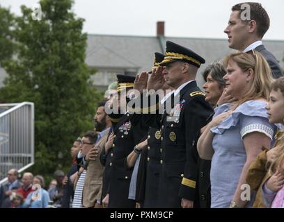Le major-général Malcolm B. Frost, le chef des affaires publiques, de l'armée américaine, rend honneurs durant l'hymne national au crépuscule, tatouage, le 7 juin 2017, à champ Summerall, Joint Base Myer-Henderson Hall, Va. Banque D'Images
