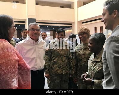 Le brig. Le général Tracy Smith, 807ème commande médicale commandant adjoint, le Colonel Twanda 'jeunes' Tia, U.S. Army Reserve Command G-1 et de l'Adjudant-chef 5 Belynda Lindsey, 63e adjudant-chef du commandement de la RSC a rencontré du 6e district de l'Arizona, Rép. David Schweikert pour discuter de la façon dont le bien-être est devenu un événement redessiné avec des avantages accrus pour les soldats et leurs familles avant, pendant et après les déploiements. Banque D'Images