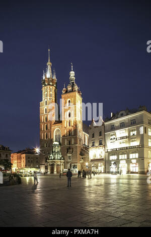 Pologne, Krakow old market avec Maryâ"¤s'église à ni Banque D'Images