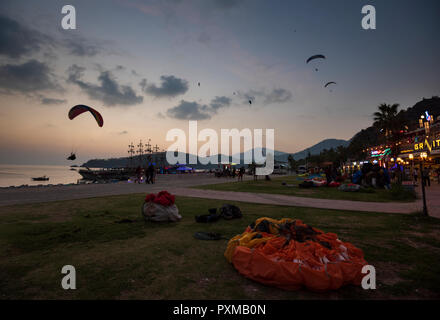 OLUDENIZ, Mugla, TURQUIE , Octobre 20, 2018 ; festival des jeux air Oludeniz. 900 athlètes de parapente a volé au festival. Ölüdeniz est un célèbre paraglidi Banque D'Images