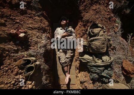 QUEENSLAND, Australie - lance le Cpl. Andrew Naranjo, un carabinier avec 2e peloton, Compagnie L, 3e Bataillon, 4e Régiment de Marines, 1 Division de marines, la Force de rotation Maritime Darwin, réside dans son trou de combat au cours de l'effort de grève Brolga, Juin 5th, 2017. Marines avec 3e Bn., 4ème marines, ont parcouru plus de 100 kilomètres au cours de la première semaine de l'exercice. Marines formés avec les Forces de défense de l'Australie pendant les deux semaines de la certification de la brigade de l'exercice. Banque D'Images