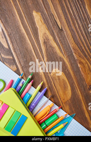 Concept de l'éducation ou à l'école. Les fournitures scolaires sur un fond de bois. Haut de la vue, télévision lay Banque D'Images
