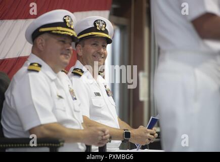 La NORFOLK (8 juin 2017) - Le Lieutenant Cmdr. Gregory Curl est à l'écoute des conférenciers invités au cours de sa retraite au Centre de formation technique de l'aviation navale Naval Station Norfolk sur l'unité. Dernière Curl a servi comme agent de manutention de l'avion à bord du porte-avions USS George Washington (CVN 73). Banque D'Images