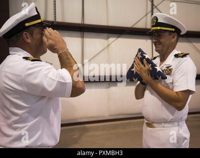 La NORFOLK (8 juin 2017) Le lieutenant Cmdr. Gregory Curl reçoit olde' gloire au cours de sa retraite au Centre de formation technique de l'aviation navale Naval Station Norfolk sur l'unité. Dernière Curl a servi comme agent de manutention de l'avion à bord du porte-avions USS George Washington (CVN 73). Banque D'Images