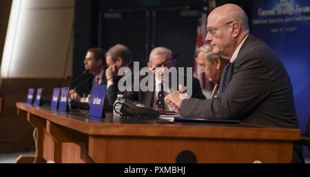 NEWPORT, R.I. (13 juin 2017) Thomas G. Mahnken, de gauche, du Centre des études stratégiques et les évaluations budgétaires, Craig L. Symonds à partir de l'académie navale des États-Unis, Paul Kennedy de l'université de Yale et Graham Allison de la Harvard Kennedy School participer à un groupe de discussion lors de la 68ème Forum annuel de la stratégie actuelle à la U.S. Naval War College (NWC) à Newport, R.I. Le forum de deux jours réunit des invités de marque et aux étudiants d'explorer des questions d'une importance stratégique nationale. Banque D'Images