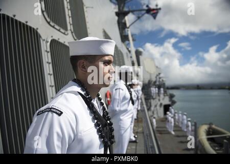 PEARL HARBOR (Juin 13, 2017) 4400 Machiniste 2e classe Nick Magarelli, de Fair Lawn, New Jersey, le mans les rails à bord de la classe Arleigh Burke destroyer lance-missiles USS Michael Murphy (DDG 112) que le navire arrive à son port d'attache d'une base commune Pearl Harbor-Hickam après un déploiement de 5 mois. Michael Murphy était sur un déploiement du Pacifique occidental dans la Indo-Asia-région du Pacifique dans le cadre du groupe aéronaval du Carl Vinson. Banque D'Images