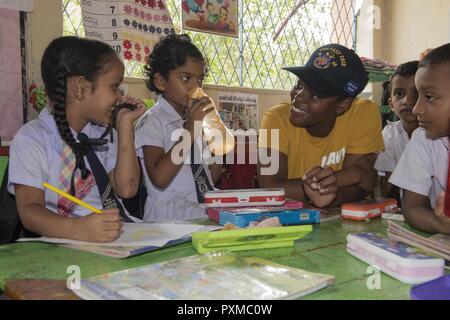 KALUTARA, Sri Lanka (15 juin 2017) Le lieutenant JG. Samara Griffin de la classe Ticonderoga croiseur lance-missiles USS Lake Erie (CG 70) interagit avec les élèves de l'école près de Kalutara-Molkawa Kalutara, Sri Lanka, le 15 juin lors d'un événement d'engagement communautaire à l'appui des opérations d'assistance humanitaire à la suite de graves inondations et glissements de terrain qui ont dévasté de nombreuses régions du pays. De fortes pluies récentes portées par une mousson du sud-ouest a déclenché des inondations et des glissements de terrain dans tout le pays, le déplacement de milliers de personnes et causant des dommages importants aux habitations et bâtiments. Banque D'Images