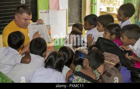 KALUTARA, Sri Lanka (15 juin 2017) Chef de cryptologie du technicien (technique) Daniel Jacobs de la classe Ticonderoga croiseur lance-missiles USS Lake Erie (CG 70) interagit avec les élèves de l'école près de Kalutara-Molkawa Kalutara, Sri Lanka, le 15 juin lors d'un événement d'engagement communautaire à l'appui des opérations d'assistance humanitaire à la suite de graves inondations et glissements de terrain qui ont dévasté de nombreuses régions du pays. De fortes pluies récentes portées par une mousson du sud-ouest a déclenché des inondations et des glissements de terrain dans tout le pays, le déplacement de milliers de personnes et causant d'importants da Banque D'Images