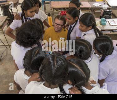 KALUTARA, Sri Lanka (15 juin 2017) Machiniste Mate 3 Classe Shayne Jones de la classe Ticonderoga croiseur lance-missiles USS Lake Erie (CG 70) interagit avec les élèves de l'école près de Kalutara-Molkawa Kalutara, Sri Lanka, le 15 juin lors d'un événement d'engagement communautaire à l'appui des opérations d'assistance humanitaire à la suite de graves inondations et glissements de terrain qui ont dévasté de nombreuses régions du pays. De fortes pluies récentes portées par une mousson du sud-ouest a déclenché des inondations et des glissements de terrain dans tout le pays, le déplacement de milliers de personnes et causant des dommages importants aux habitations et Banque D'Images