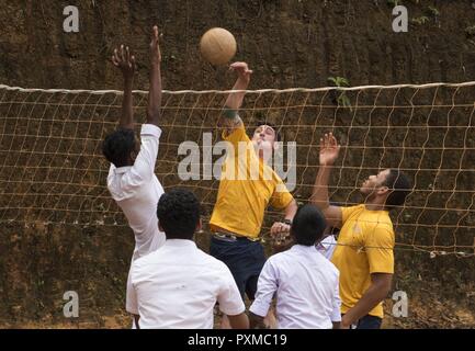KALUTARA, Sri Lanka (15 juin 2017) Les marins de la classe Ticonderoga croiseur lance-missiles USS Lake Erie (CG 70) jouer au volley-ball avec les élèves de l'école près de Kalutara-Molkawa Kalutara, Sri Lanka, le 15 juin lors d'un événement d'engagement communautaire à l'appui des opérations d'assistance humanitaire à la suite de graves inondations et glissements de terrain qui ont dévasté de nombreuses régions du pays. De fortes pluies récentes portées par une mousson du sud-ouest a déclenché des inondations et des glissements de terrain dans tout le pays, le déplacement de milliers de personnes et causant des dommages importants aux habitations et bâtiments. Banque D'Images