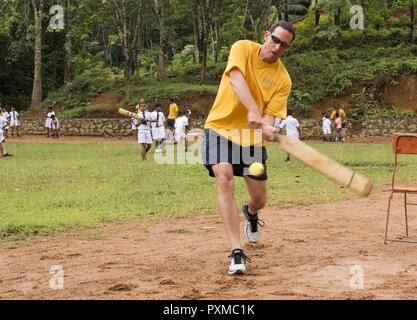 KALUTARA, Sri Lanka (15 juin 2017) Le capitaine Darren McPherson, commandant de la classe Ticonderoga croiseur lance-missiles USS Lake Erie (CG 70), joue le cricket avec les élèves de l'école près de Kalutara-Molkawa Kalutara, Sri Lanka, le 15 juin lors d'un événement d'engagement communautaire à l'appui des opérations d'assistance humanitaire à la suite de graves inondations et glissements de terrain qui ont dévasté de nombreuses régions du pays. De fortes pluies récentes portées par une mousson du sud-ouest a déclenché des inondations et des glissements de terrain dans tout le pays, le déplacement de milliers de personnes et causant des dommages importants à h Banque D'Images