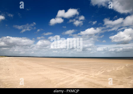 Haut vent sur l'échelle de temps St Andrews West Sands Beach avec ciel bleu et nuages blancs Fife St Andrews Scotland UK Banque D'Images