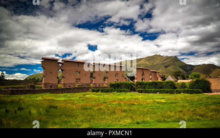 Vue de Temple de Wiracocha faite avec la maçonnerie polygonale au site archéologique de Raqchi à Cuzco, Pérou Banque D'Images