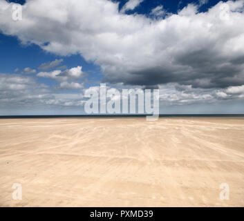 Chasse-sable par fort vent sur l'échelle de St Andrews West Sands Beach avec ciel bleu et nuages blancs et de la mer du Nord à St Andrews Fife Scotland UK Banque D'Images