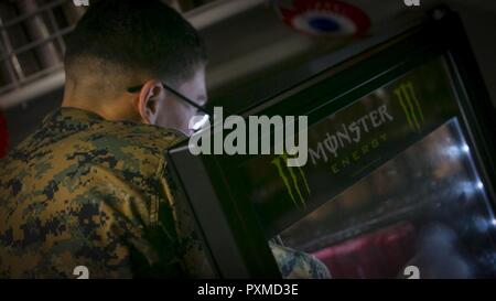 Océan Pacifique - lance le Cpl. Benjamin Romero, un spécialiste de la purification de l'eau avec l'élément de combat de la logistique pour la 15e Marine Expeditionary Unit, reconstitue un réfrigérateur avec des boissons énergétiques à bord USS Pearl Harbor (LSD 52), le 14 juin 2017. Romero est actuellement attribué à l'équipage du magasin. Avec l'IP est lancé, les Marines sont plus nombreuses que les marins deux à un, et le maintien de l'Amérique du bon fonctionnement du groupe amphibie n'est pas un mince exploit. Banque D'Images