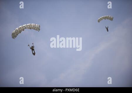 Les membres du Black de poignards, le commandement des opérations spéciales de l'armée américaine de l'équipe de démonstration de parachutisme, effectuer les acrobaties au cours de Scott Air Force Base, 2017 Spectacle aérien et Open House le 10 juin, qui célèbre le 100e anniversaire de la base. Les dagues noirs sont capables d'effectuer les deux, à haute altitude et à basse altitude d'ouverture et de grande ouverture des sauts, mais le principe est la technique qu'ils démontrent, HALO qui leur permet d'obtenir eux-mêmes et leur équipement derrière les lignes ennemies sans être détecté. Après la sortie d'un avion à haute altitude, parfois jusqu'à 25 000 pieds, e Banque D'Images