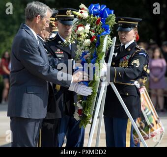 L'honorable Robert M. Speer, agissant, secrétaire de l'armée, le général Mark Milley, 39e Chef d'état-major de l'armée, et le Sgt. Le major de l'armée, Daniel A. Dailey, participer à une armée Full honneur Une cérémonie de dépôt de gerbes 14 juin 2017, en l'honneur du 242e anniversaire de l'armée américaine, sur la Tombe du Soldat inconnu, le Cimetière National d'Arlington. Banque D'Images