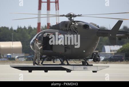 Les soldats de la Garde nationale de l'Armée américaine à partir de la Compagnie D, 1-150ème bataillon d'hélicoptères d'assaut, travailler sur un hélicoptère UH-72 Lakota at Joint Base McGuire-Dix-Lakehurst, N.J., le 14 juin 2017. Banque D'Images