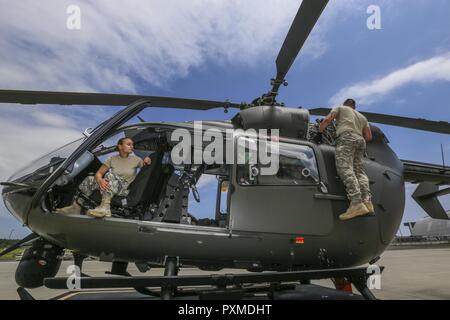 Les soldats de la Garde nationale de l'Armée américaine à partir de la Compagnie D, 1-150ème bataillon d'hélicoptères d'assaut, travailler sur un hélicoptère UH-72 Lakota at Joint Base McGuire-Dix-Lakehurst, N.J., le 14 juin 2017. Banque D'Images