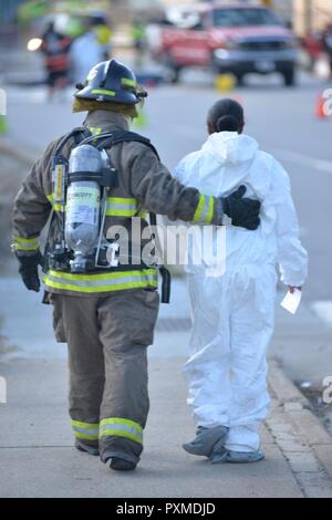 Un membre du Service des incendies du canton d'escorte une victime simulée au cours de l'opération vigilant à Canton, Catamount NC, le 10 juin 2017. L'opération de vigilance (Catamount OEV) est un programme conjoint et civils des opérations nationales et régionales NCNG la sécurité intérieure de l'exercice. Banque D'Images