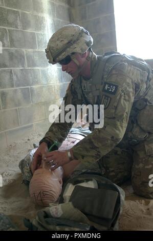 Le Sgt. 1re classe Andrew England, ingénieur de combat de Dubuque, Iowa, représentant la 416e commande Ingénieur, soigne un blessé simulé à l'Armée 2017 Concours meilleur guerrier à Fort Bragg, N.C. 14 juin. Cette année, le meilleur guerrier La concurrence va déterminer le rang haut officier et soldat enrôlé junior qui représentera l'Armée dans le département de l'Armée Concours meilleur guerrier plus tard cette année à Fort A.P. Hill, en Virginie. Banque D'Images