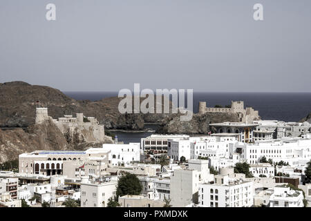 112 Muscat Muscat Oman Masquat Centrum Stadtmitte Stadtansicht Altstadt Gebaeude Weiss Fort Forts Mirani Jalali Sultanspalast Qasr al-Alam Arabische Halbi Banque D'Images