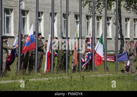 ADAZI, Latvia-Marines U.S. Marine Corps de réserve des Forces canadiennes et de la Force de rotation de la mer Noire 17.1 joindre les forces militaires internationales en tant qu'ils prennent leur retraite les couleurs de leurs pays respectifs au cours de la cérémonie de clôture à Adazi Base militaire, la Lettonie, l'exercice de la grève 17 Sabre, le 15 juin 2017. Grève 17 Sabre d'exercice est un combiné annuel-exercice mené conjointement à différents endroits dans la région de la Baltique et de la Pologne. La formation prépare l'OTAN et de pays partenaires afin de répondre efficacement aux crises régionales et à répondre à leurs propres besoins de sécurité par le renforcement de leurs frontières et Banque D'Images