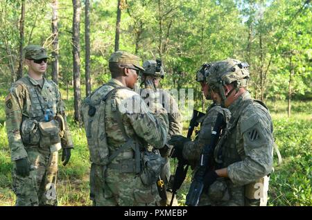 Un observateur coach et formateur re-former des soldats du 3e bataillon du 121e Régiment d'infanterie, 48e Infantry Brigade Combat Team sur 'support' par le feu au cours de l'exercice de tir réel 15 juin 2017 à Fort Stewart, en Géorgie dans le cadre de la capacité de formation de combat eXportable la rotation. Banque D'Images