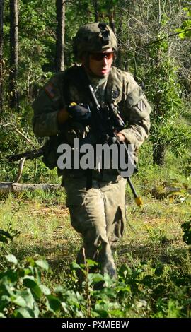 Un soldat du 3e bataillon du 121e Régiment d'infanterie, 48e Brigade d'infanterie de limites d'équipe de combat de l'avant avec son équipe à un objectif au cours de l'exercice de tir réel 15 juin 2017 à Fort Stewart, en Géorgie dans le cadre de la capacité de formation de combat eXportable la rotation. Banque D'Images