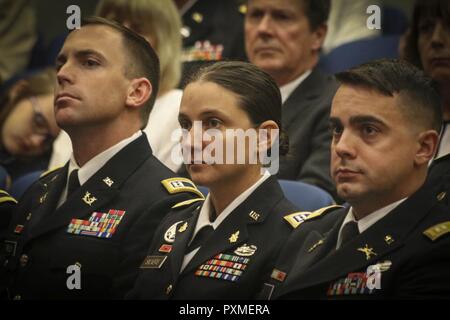 Le Capitaine Amanda Silvers (au centre), responsable de la mobilisation, de la 335e la commande Signal (théâtre), à l'écoute des remarques du général Mark A. Milley, Chef du personnel de l'Armée, avant de recevoir le général Douglas MacArthur Leadership award au Pentagone auditorium Juin. 15. Vingt-huit élèves de l'entreprise et les adjudants ont été choisis à travers l'active et la réserve de recevoir le prestigieux prix. Banque D'Images