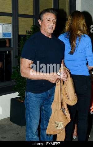 Sylvester Stallone a été aperçu quittant le restaurant italien Madeo à Beverly Hills aux côtés de femme Jennifer Flavin. 'Sly' a été de très bonne humeur, montrant ses muscles et de flexion pour les caméras ainsi que de prendre son temps pour donner de l'argent pour un homme dans le besoin qui lui a demandé. Avec : Sylvester Stallone Où : Los Angeles, California, United States Quand : 21 Sep 2018 Source : WENN.com Banque D'Images